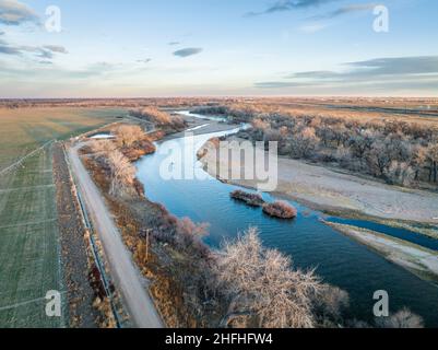 Abenddämmerung über dem South Platte River in Colorado, Luftaufnahme mit Herbst- oder Winterlandschaft Stockfoto