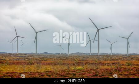 Windturbinen-Betrieb in Smola. Die arktische Tundra auf der Insel Smola, Grafschaft More Og Romsdal, Norwegen. Stockfoto