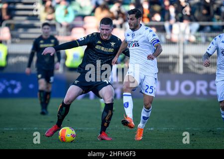 Venedig, Italien. 16th Januar 2022. Venezia's Thomas Henry im Kampf gegen Empoli's Filippo Bandinelli während Venezia FC gegen Empoli FC, italienische Fußballserie A Spiel in Venedig, Italien, Januar 16 2022 Quelle: Independent Photo Agency/Alamy Live News Stockfoto