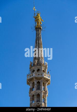 Statue der goldenen Madonna (Madonnina) auf der Spitze der Mailänder Kathedrale, Italien Stockfoto