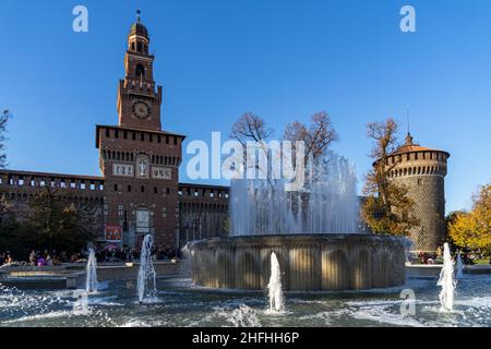 Brunnen vor dem Castello Sforzesco, einem mittelalterlichen Schloss und berühmtem touristischen Wahrzeichen Mailands. Mailand, Italien, November 2021 Stockfoto