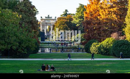 Blick auf den Parco Sempione, den größten Park in Mailand während der Herbstsaison, Italien Stockfoto