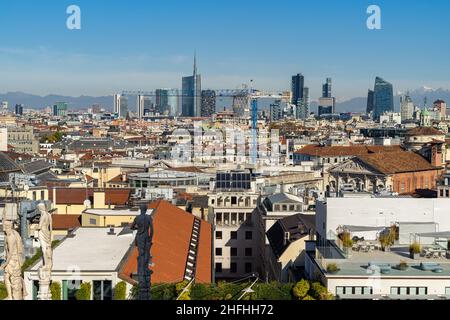 Skyline des Mailänder Finanzviertels mit den Alpen im Hintergrund, vom Mailänder Domdach aus gesehen, Italien Stockfoto