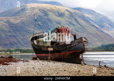 Das alte Fischerboot auf der verwinkelten Küste von Loch Linnhe in der Nähe von Fort William, Schottland Hochland, Großbritannien Stockfoto