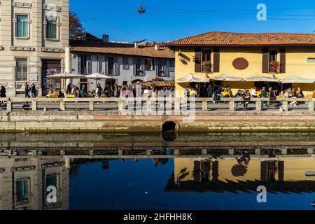 Mailand, Italien, 2021. November – Naviglio Grande in Mailand, berühmt für seine Restaurants, Bars und das Nachtleben Stockfoto