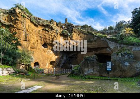 Malerische Ruinen am Eingang des archäologischen Parks Cumae, Pozzuoli, Region Kampanien, Italien Stockfoto