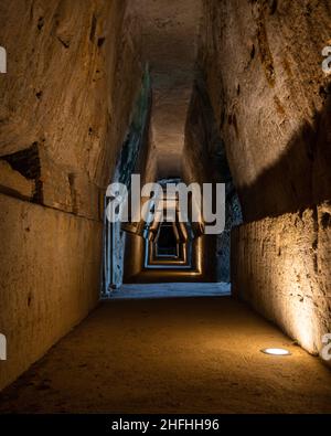 Die geheimnisvolle Sibyl-Höhle oder „Antro della Sibilla“ im archäologischen Park Cumae, Pozzuoli, Italien Stockfoto