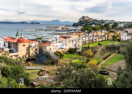 Blick auf den Archäologiepark Baiae am malerischen Golf von Neapel, Region Kampanien, Italien Stockfoto