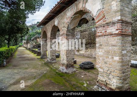 Römische Ruinen im Archäologiepark Baiae, Neapel. Baiae war eine reiche römische Stadt, die für ihre Thermalbäder berühmt war Stockfoto