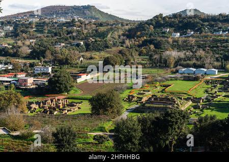 Die Unterstadt Cumae von der Akropolis im archäologischen Park Cumae aus gesehen, Pozzuoli, Italien Stockfoto