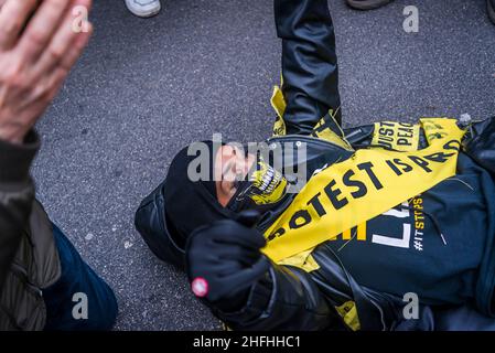 Frau Black Lives Matter Protesterin, die auf der Straße liegt, und die Demonstration „Kill the Bill“ im Zentrum von London vor einer Abstimmung im Oberhaus. Das Gesetz über Polizei, Kriminalität, Verurteilung und Gerichte stellt eine Bedrohung für das Recht auf Protest dar. London, England, Großbritannien 15.01.2022 Stockfoto