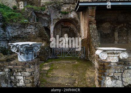 Römische Ruinen im Archäologiepark Baiae, Neapel. Baiae war eine reiche römische Stadt, die für ihre Thermalbäder berühmt war Stockfoto