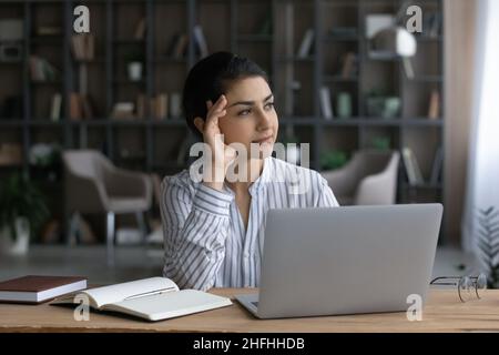 Nachdenkliche junge indische Ethnie Geschäftsfrau im Büro. Stockfoto