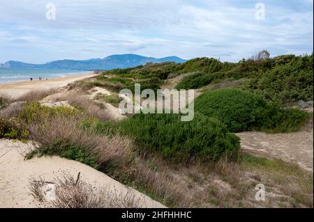 Luftaufnahme auf Sanddünen, Strand und Küste des Tyrrhenischen Meeres zwischen zwei touristischen Städten Sperlonga und Terracina in Latium, Italien im Herbst Stockfoto