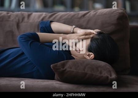 Depressive, unglückliche junge Inderin, die unter Stress leidet. Stockfoto