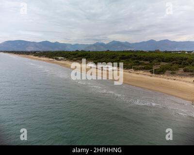 Luftaufnahme auf Sandstrand und Küste des Tyrrhenischen Meeres zwischen zwei touristischen Städten Sperlonga und Terracina in Latium, Italien im Herbst Stockfoto