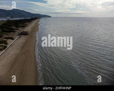Luftaufnahme auf Sandstrand und Küste des Tyrrhenischen Meeres zwischen zwei touristischen Städten Sperlonga und Terracina in Latium, Italien im Herbst Stockfoto