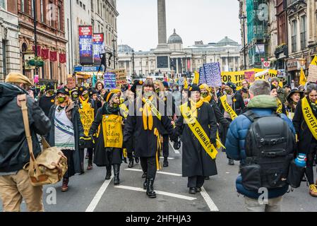 Frauen, die als Suffragetten gekleidet sind, nehmen vor einer Abstimmung im Oberhaus an der Demonstration „Kill the Bill“ im Zentrum von London Teil. Das Gesetz über Polizei, Kriminalität, Verurteilung und Gerichte stellt eine Bedrohung für das Recht auf Protest dar. London, England, Großbritannien 15.01.2022 Stockfoto