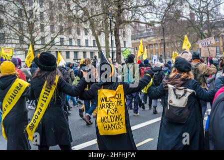 Frauen, die als Suffragetten gekleidet sind, nehmen vor einer Abstimmung im Oberhaus an der Demonstration „Kill the Bill“ im Zentrum von London Teil. Das Gesetz über Polizei, Kriminalität, Verurteilung und Gerichte stellt eine Bedrohung für das Recht auf Protest dar. London, England, Großbritannien 15.01.2022 Stockfoto