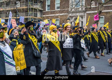 Frauen, die als Suffragetten gekleidet sind, nehmen vor einer Abstimmung im Oberhaus an der Demonstration „Kill the Bill“ im Zentrum von London Teil. Das Gesetz über Polizei, Kriminalität, Verurteilung und Gerichte stellt eine Bedrohung für das Recht auf Protest dar. London, England, Großbritannien 15.01.2022 Stockfoto