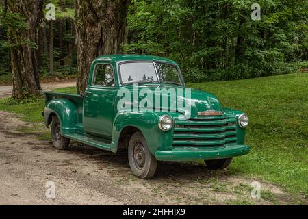 Ein antiker Pickup-Truck, der auf einer unbefestigten Straße in New Salem, MA, geparkt ist Stockfoto
