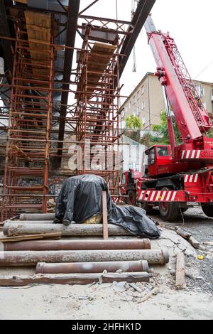 Odessa, Ukraine - 11. Oktober 2016: Gerüstbau. Renovierung der alten Brücke Stockfoto