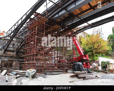 Odessa, Ukraine - 11. Oktober 2016: Gerüstbau. Renovierung der alten Brücke Stockfoto