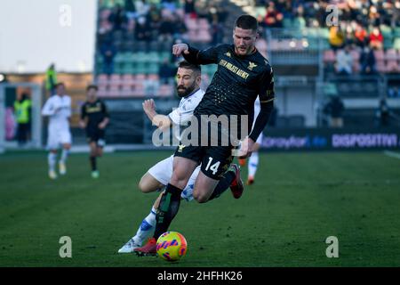 Venedig, Italien. 16th Januar 2022. Venezia's Thomas Henry im Einsatz gegen Empoli's Lorenzo Tonelli während Venezia FC gegen Empoli FC, italienische Fußballserie A Spiel in Venedig, Italien, Januar 16 2022 Quelle: Independent Photo Agency/Alamy Live News Stockfoto