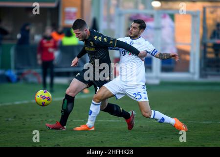 Pier Luigi Penzo Stadium, Venedig, Italien, 16. Januar 2022, Der Venews Thomas Henry wurde während des Spiels Venezia FC gegen Empoli FC - italienische Fußballserie A von Filippo Bandinelli aus Empoli behindert Stockfoto