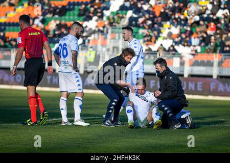 Venedig, Italien. 16th Januar 2022. Andrea Pinamonti von Empoli verletzten sich während des Spiels Venezia FC gegen Empoli FC, italienische Fußballserie A in Venedig, Italien, Januar 16 2022 Quelle: Independent Photo Agency/Alamy Live News Stockfoto