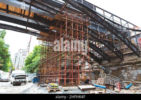 Odessa, Ukraine - 11. Oktober 2016: Gerüstbau. Renovierung der alten Brücke Stockfoto