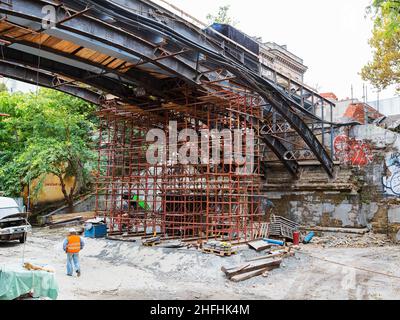 Odessa, Ukraine - 11. Oktober 2016: Gerüstbau. Renovierung der alten Brücke Stockfoto