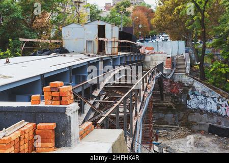 Odessa, Ukraine - 11. Oktober 2016: Gerüstbau. Renovierung der alten Brücke Stockfoto