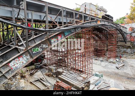 Odessa, Ukraine - 11. Oktober 2016: Gerüstbau. Renovierung der alten Brücke Stockfoto