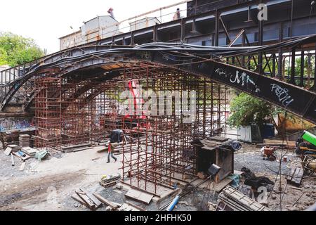 Odessa, Ukraine - 11. Oktober 2016: Gerüstbau. Renovierung der alten Brücke Stockfoto