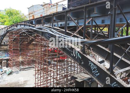 Odessa, Ukraine - 11. Oktober 2016: Gerüstbau. Renovierung der alten Brücke Stockfoto