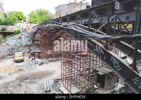 Odessa, Ukraine - 11. Oktober 2016: Gerüstbau. Renovierung der alten Brücke Stockfoto