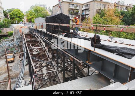 Odessa, Ukraine - 11. Oktober 2016: Gerüstbau. Renovierung der alten Brücke Stockfoto