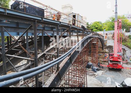 Odessa, Ukraine - 11. Oktober 2016: Gerüstbau. Renovierung der alten Brücke Stockfoto