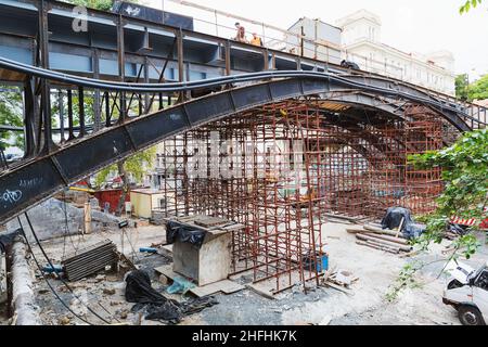 Odessa, Ukraine - 11. Oktober 2016: Gerüstbau. Renovierung der alten Brücke Stockfoto