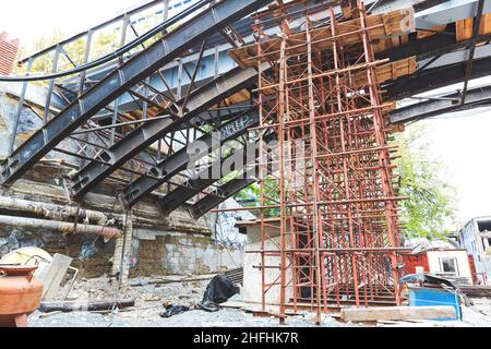 Odessa, Ukraine - 11. Oktober 2016: Gerüstbau. Renovierung der alten Brücke Stockfoto