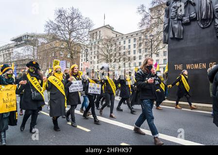 Frauen, die als Suffragetten gekleidet sind, nehmen vor einer Abstimmung im Oberhaus an der Demonstration „Kill the Bill“ im Zentrum von London Teil. Das Gesetz über Polizei, Kriminalität, Verurteilung und Gerichte stellt eine Bedrohung für das Recht auf Protest dar. London, England, Großbritannien 15.01.2022 Stockfoto