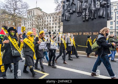 Frauen, die als Suffragetten gekleidet sind, nehmen vor einer Abstimmung im Oberhaus an der Demonstration „Kill the Bill“ im Zentrum von London Teil. Das Gesetz über Polizei, Kriminalität, Verurteilung und Gerichte stellt eine Bedrohung für das Recht auf Protest dar. London, England, Großbritannien 15.01.2022 Stockfoto