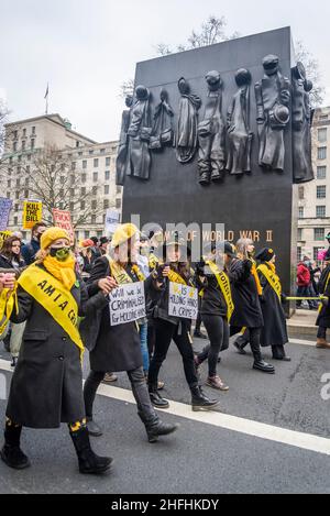 Frauen, die als Suffragetten gekleidet sind, nehmen vor einer Abstimmung im Oberhaus an der Demonstration „Kill the Bill“ im Zentrum von London Teil. Das Gesetz über Polizei, Kriminalität, Verurteilung und Gerichte stellt eine Bedrohung für das Recht auf Protest dar. London, England, Großbritannien 15.01.2022 Stockfoto