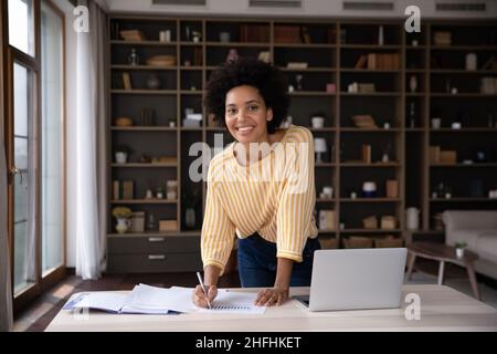 Porträt einer lächelnden, attraktiven afroamerikanischen Geschäftsfrau. Stockfoto