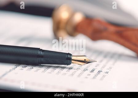 Gesetz, Notar Hintergrund Thema. Füllfederhalter und handgefertigtes Papier auf dem Schreibtisch Stockfoto