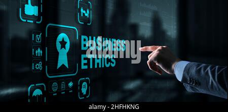 Geschäftsethik Verhalten und Manieren Konzept. Geschäftsmann drücken Taste auf dem virtuellen Bildschirm. Stockfoto