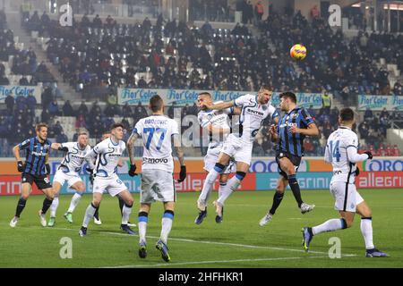 Bergamo, Italien, 16th. Januar 2022. Edin Dzeko vom FC Internazionale steht im Gewiss Stadium in Bergamo mit seinem eigenen Teamkollegen Danilo D'Ambrosio in Konflikt, der beim Serie-A-Spiel auf ein Kreuz springt. Bildnachweis sollte lauten: Jonathan Moscrop / Sportimage Kredit: Sportimage/Alamy Live News Stockfoto