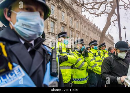 Eine Reihe von Polizeibeamten im Whitehall während der Demonstration „Kill the Bill“. London, England, Großbritannien 15.01.2022 Stockfoto