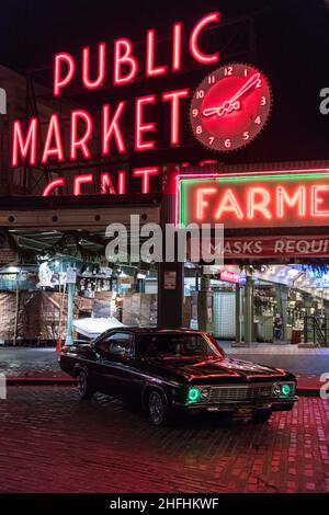 Seattle, USA. 8 Januar 2022. Ein Lowrider am Pike Place Market am Abend. Stockfoto